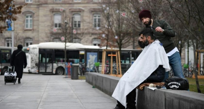 A Strasbourg, un coiffeur solidaire fait salon dans la rue pour les démunis