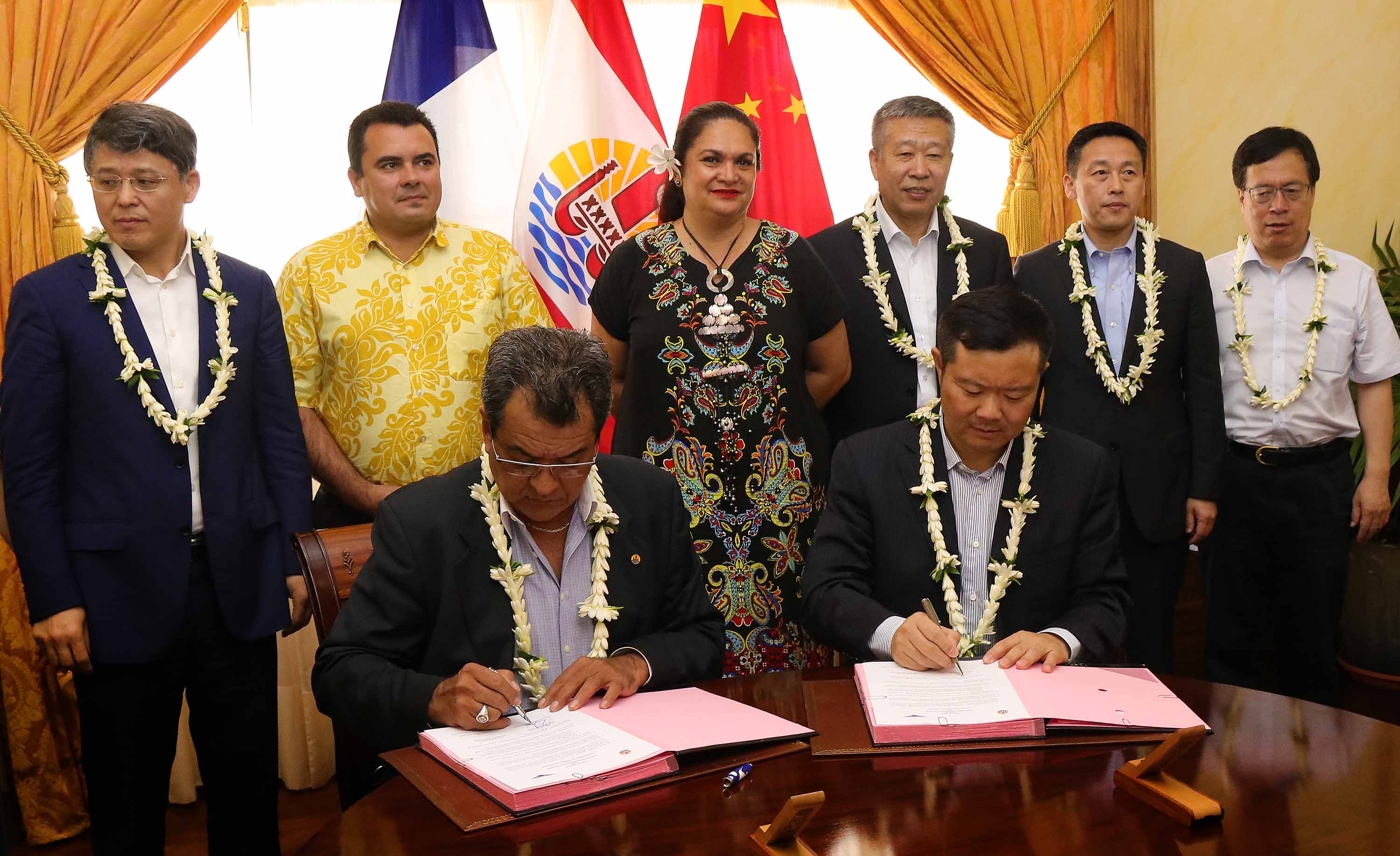 Une lettre d’intention entre le gouvernement de la Polynésie française et l’Administration de l’Aviation civile de Chine a été signée, celle-ci portant notamment sur le développement des échanges économiques et du tourisme entre la Polynésie française et la Chine.