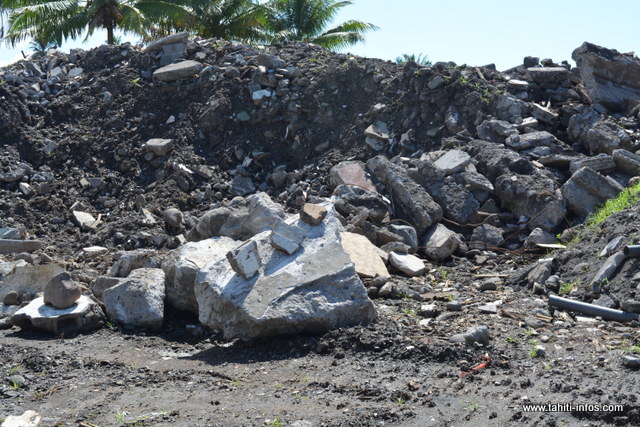 "Il y a 10 à 20 tonnes de gravats sur le terrain. Nous sommes révoltés", raconte Ralph Taaviri.