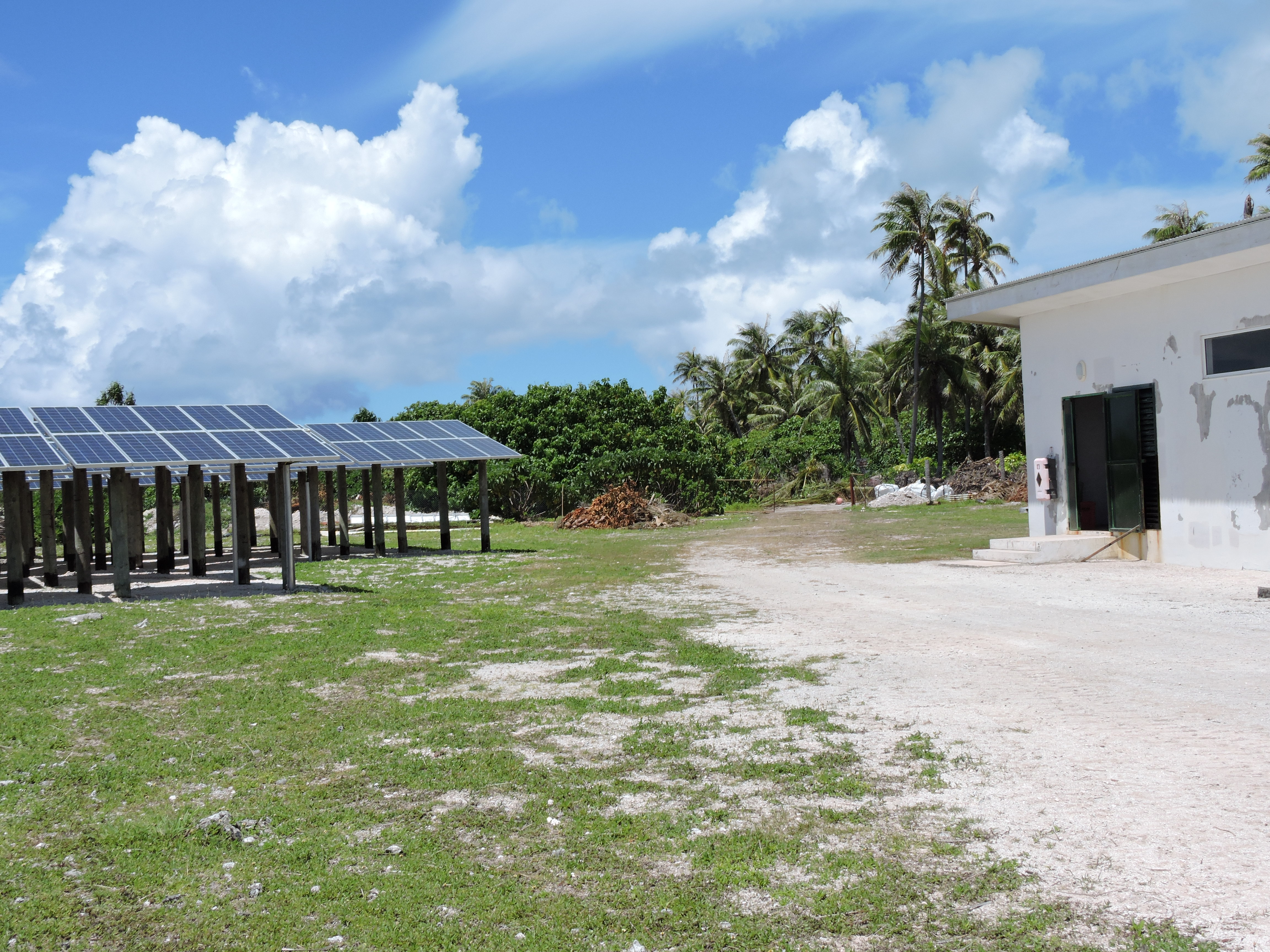 La centrale de production et de distribution d’électricité hybride de Ahe a été édifiée en 2010 sous la maitrise d’ouvrage du pays. Cette centrale a été intégralement financée par le Fonds européen de développement (FED).