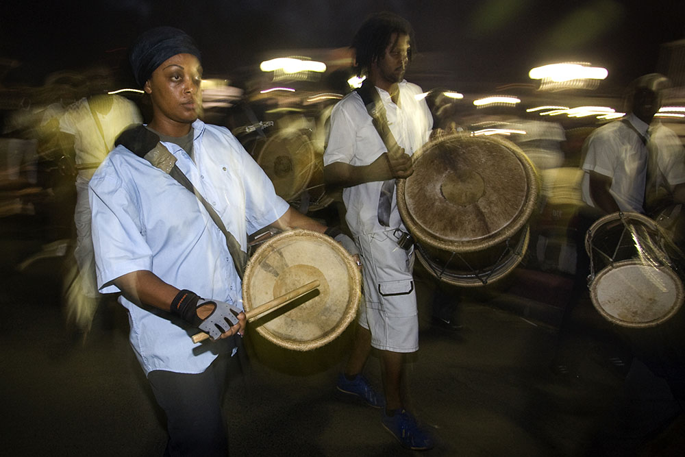 Carnaval de Guadeloupe: les groupes "à peaux" ont commémoré le massacre de mai 1967