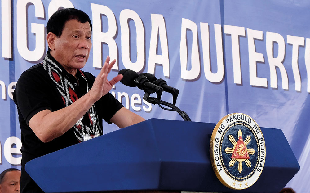 Philippines: Duterte rappelle la police dans la lutte antidrogue