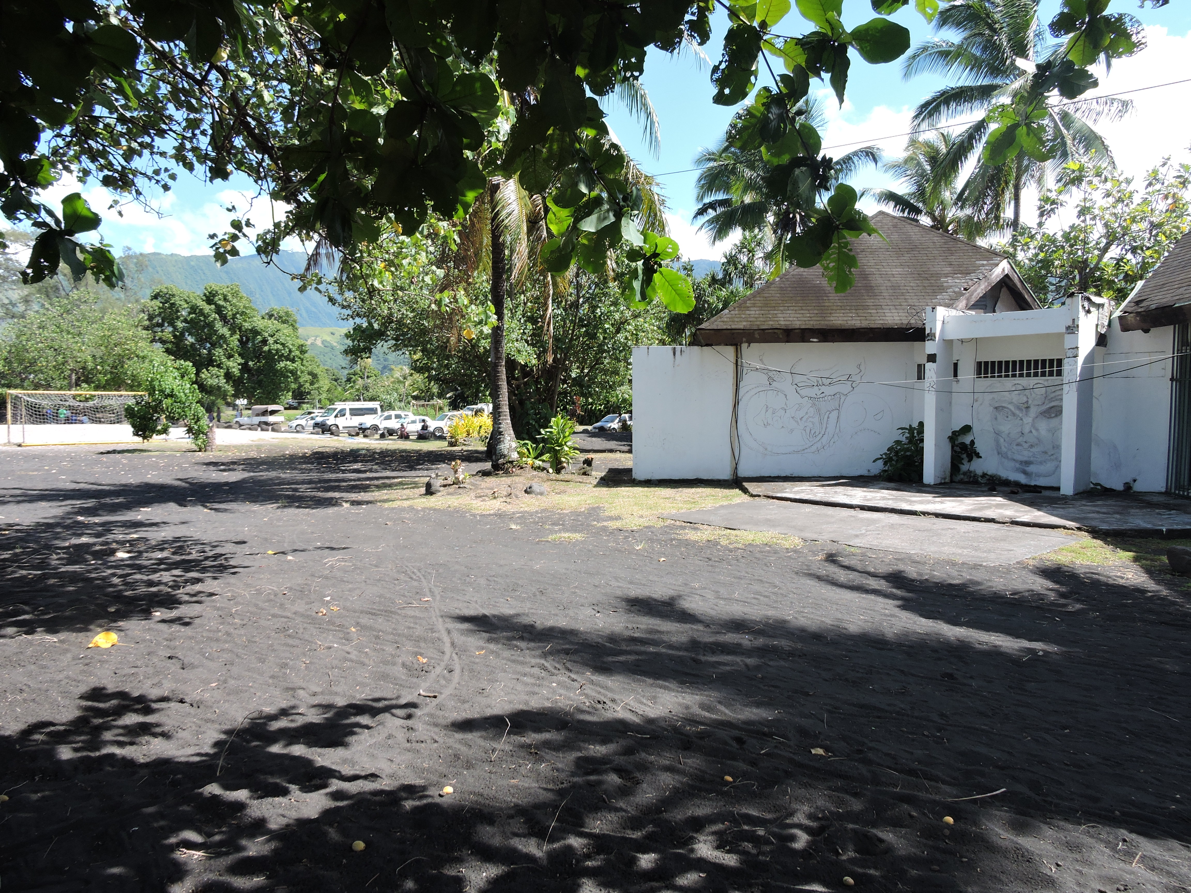 Un centre de formation pour le surf à la plage de Taharu'u