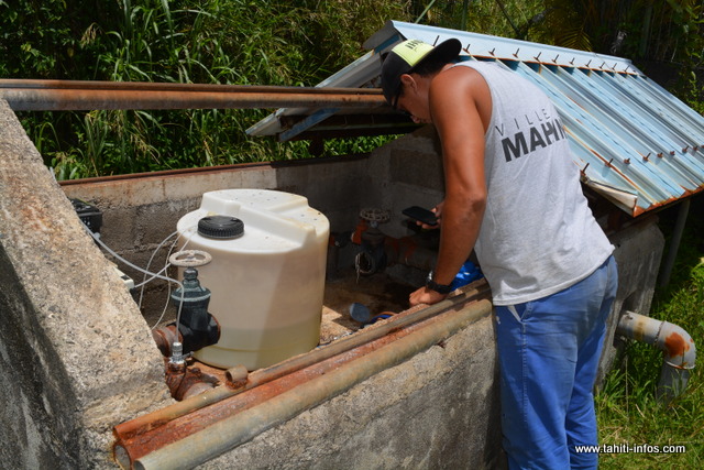 Un agent de la régie de l'eau contrôle le poste de chloration situé avant les réservoirs à Mahinarama.