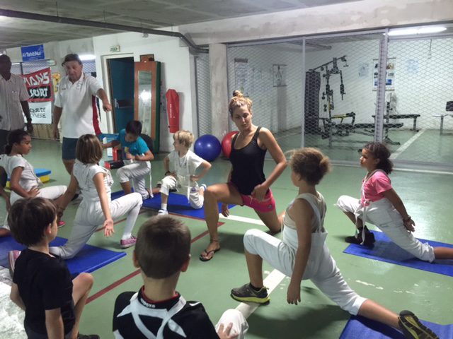 Séance d’étirements avec Nathalie Chapuis, kinésithérapeute. Elle veut sensibiliser les enfants aux étirements indispensables après l’effort.