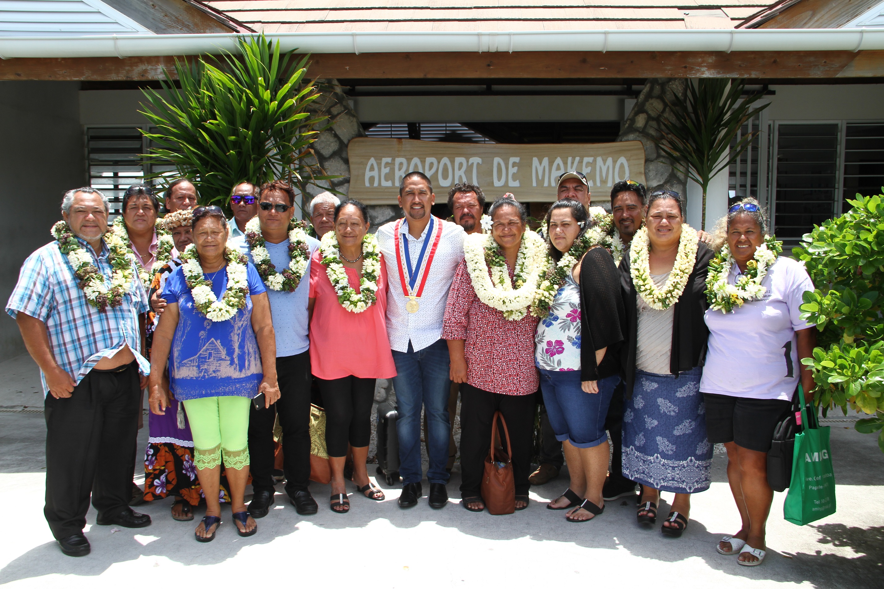 Dimanche 26 février, Félix TOKORAGI, maire de MAKEMO, au côté de son conseil municipal, des agents communaux, et de la population venue nombreuse pour l’occasion, a accueilli avec tous les égards les élus des communes de Anaa, Hao, Arutua, Fangatau, Rangiroa, Puka Puka, Takaroa, Reo, Tatakoto, Tureia.