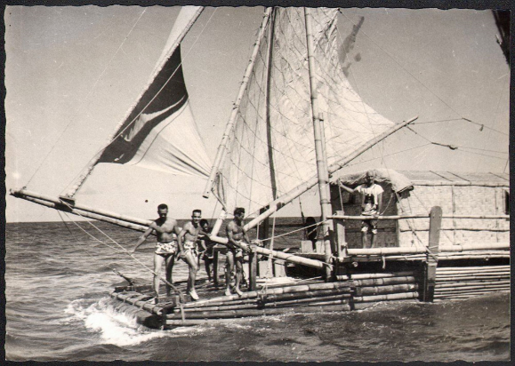 Le “Tahiti Nui I” au départ de Tahiti en 1956 : l’aventure voulait démolir les thèses de Thor Heyerdhal et de son “Kon Tiki”. La science s’en chargera plus tard…