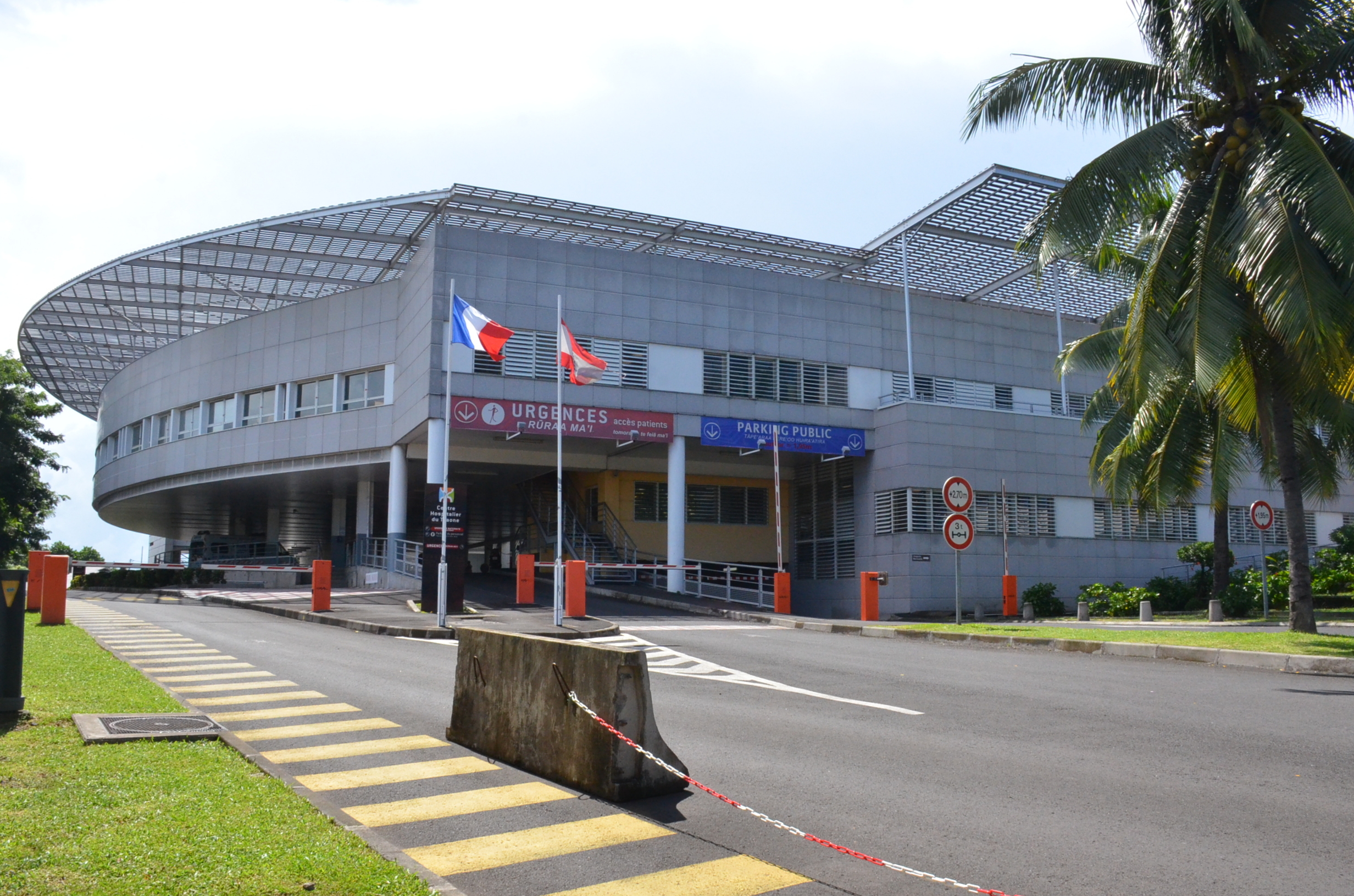 "On va choisir deux intervenants pour ne pas avoir de difficultés techniques. Les choses se feront comme elles doivent se faire sans précipitation mais dans les règles", souligne le ministre de la Santé.