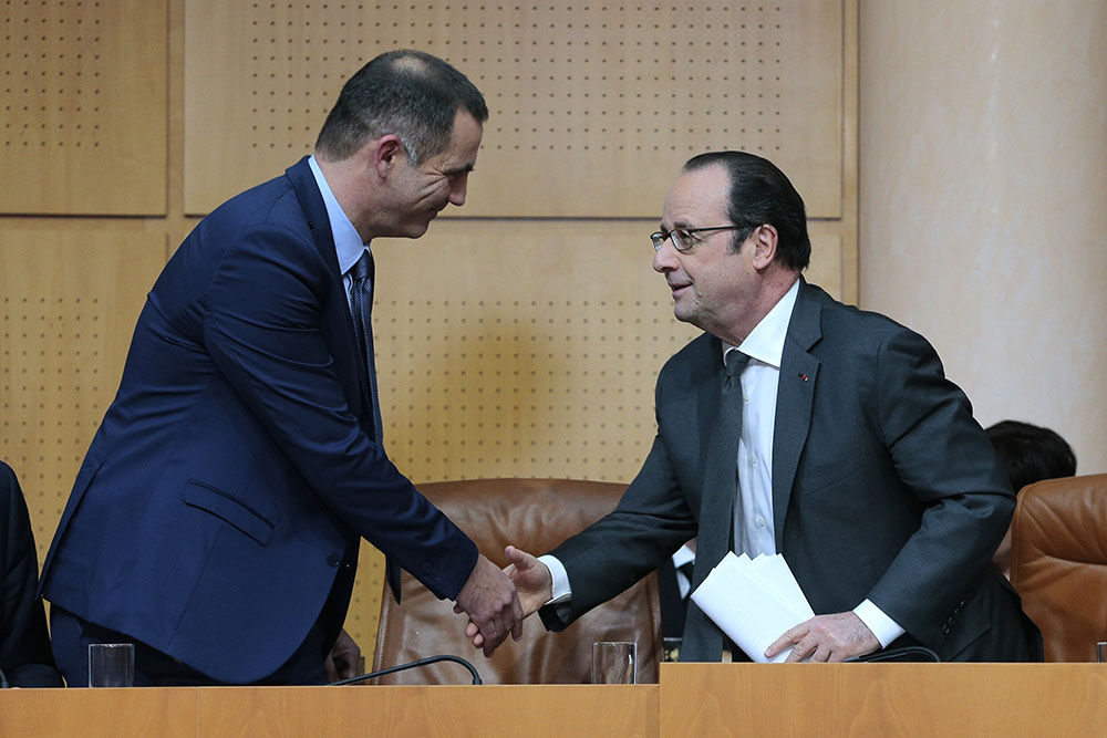 Hollande annonce une aide de l'Etat aux sinistrés des intempéries en Corse