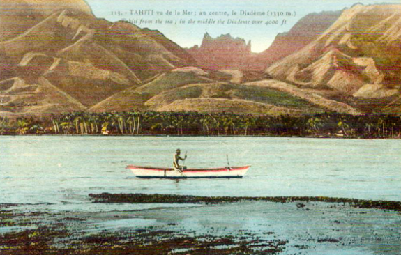 Pirae vue de la mer en 1910, avec la plaine côtière du Taaone couverte de cocotiers, les collines dénudées et le Diadème au fond. Photo colorée Lucien Gauthier