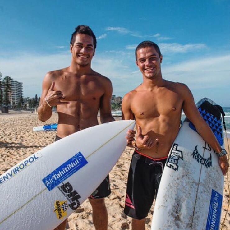 Les deux surfeurs sont amis avant d'être rivaux