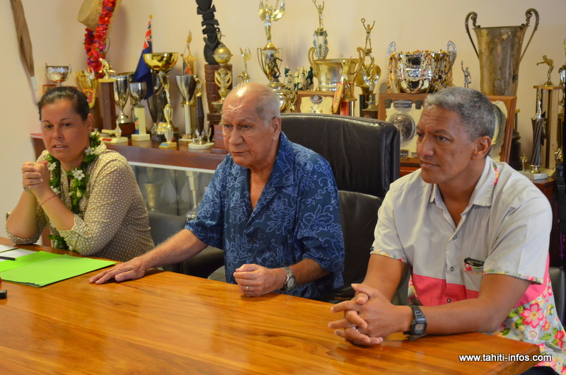 Jacqui Graffe entouré de Tepuaraurii Teriitahi et de son suppléant, Gaston Tunoa, samedi à la mairie de Paea.