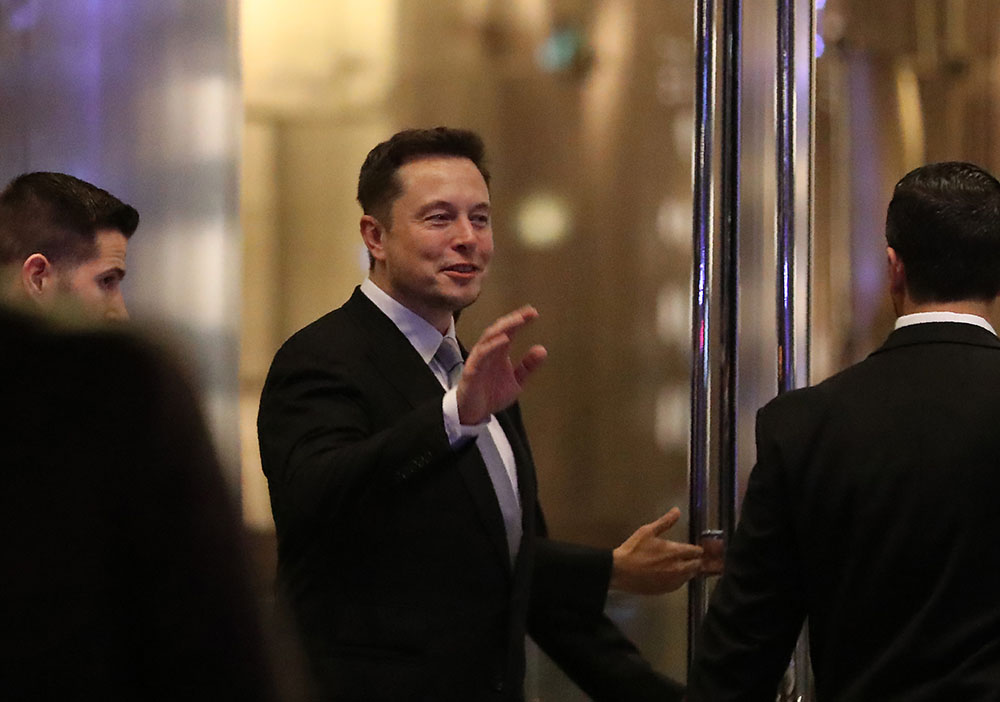 Elon Musk, les pieds sur terre et la tête dans les étoiles