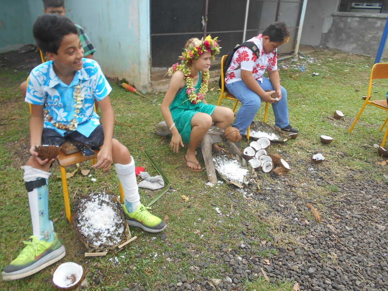 Dans les sports traditionnels, on retrouve plusieurs activités, dont le décorticage des cocos.