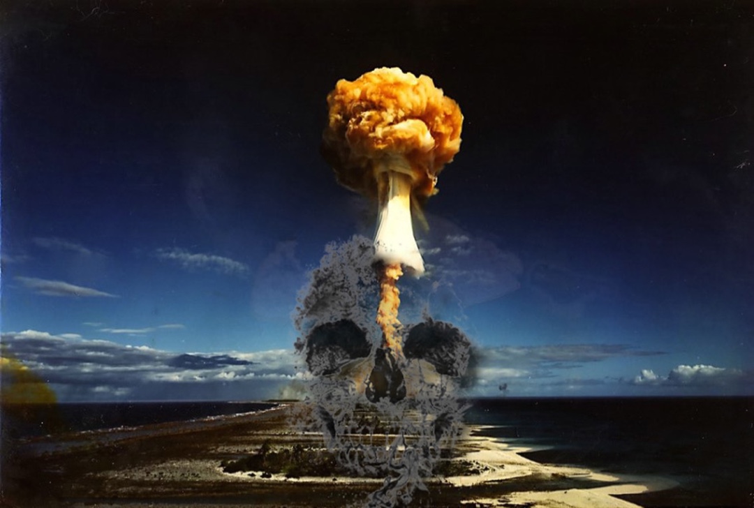 Dans cette "bombe" cinématographique, le réalisateur tire à boulets rouges sur les militaires et les politiques.