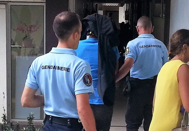 Deux des trois fils ont déjà été mis en examen et placés en détention provisoire. Les présentations se poursuivaient en début de soirée.