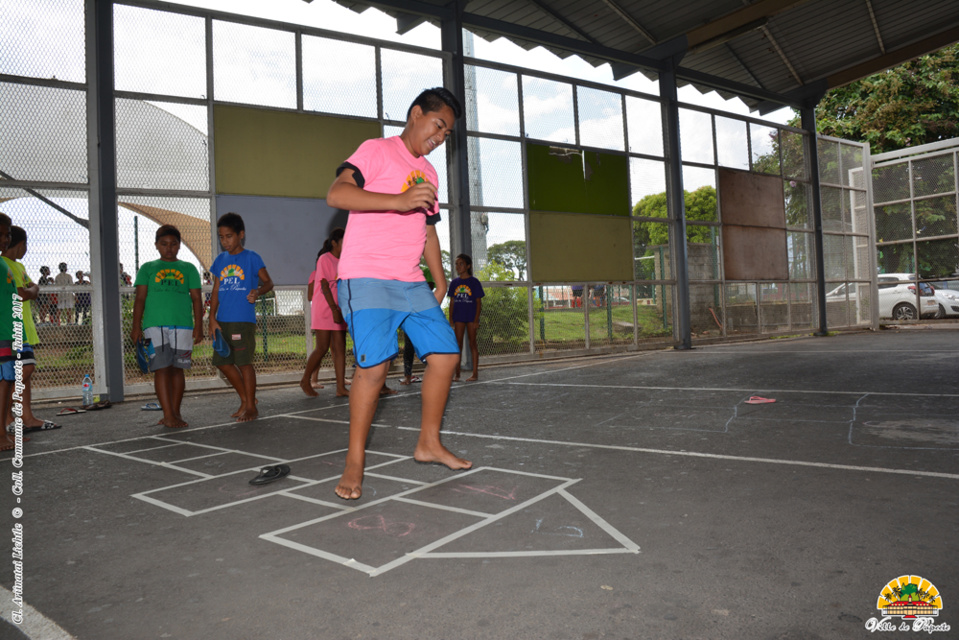 Les élèves de Papeete jouent aux osselets et à la marelle