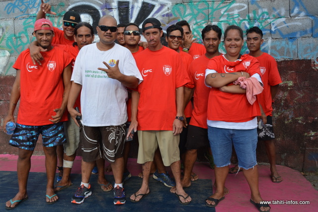 Rauana Farahei est entouré de quelques jeunes qu'il suit.