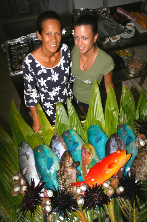 En cuisine, Janine et Heilani sont toujours prêtes à faire face avec bonheur aux arrivages de poissons frais.