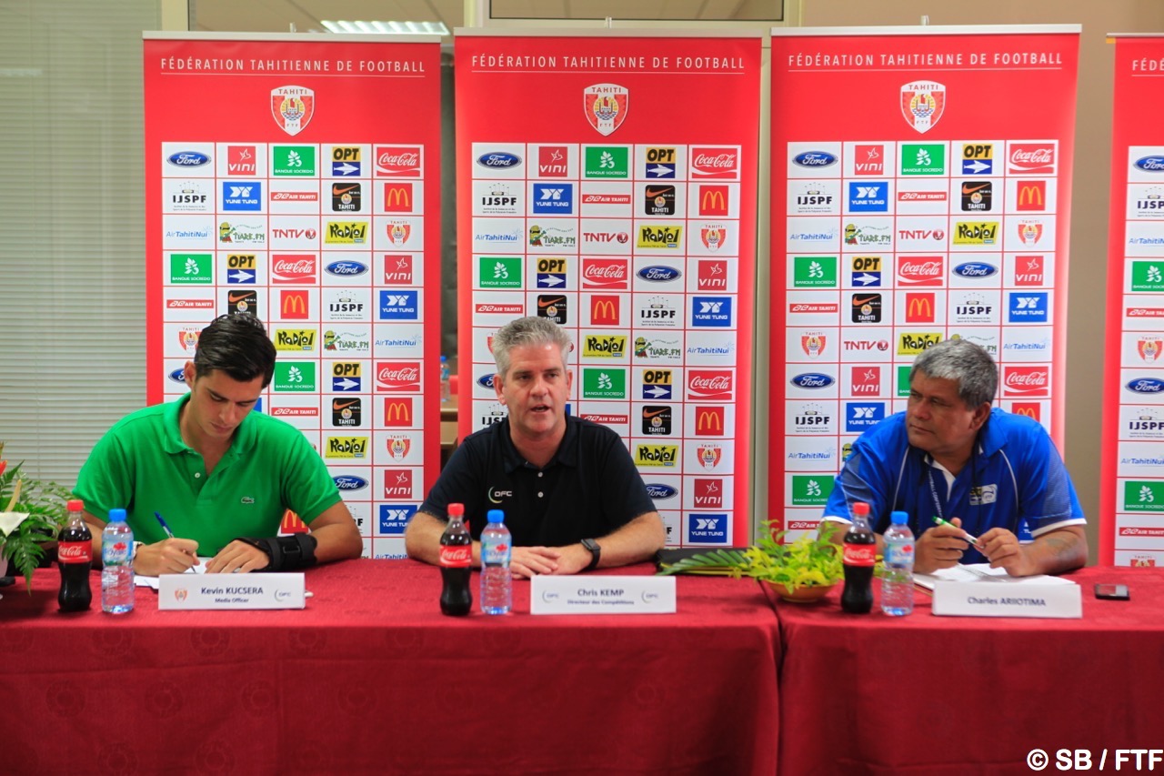 Au centre Chris Kemp, directeur des compétitions pour l'OFC