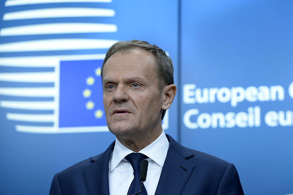 Le Polonais Donald Tusk a été réélu jeudi président du Conseil européen, malgré l'opposition de son pays.