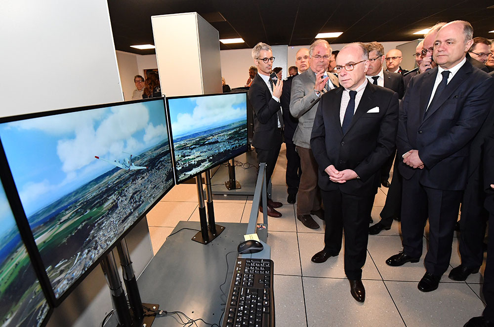 Bernard Cazeneuve inaugure la nouvelle base d'avions de la sécurité civile, "un outil exceptionnel"
