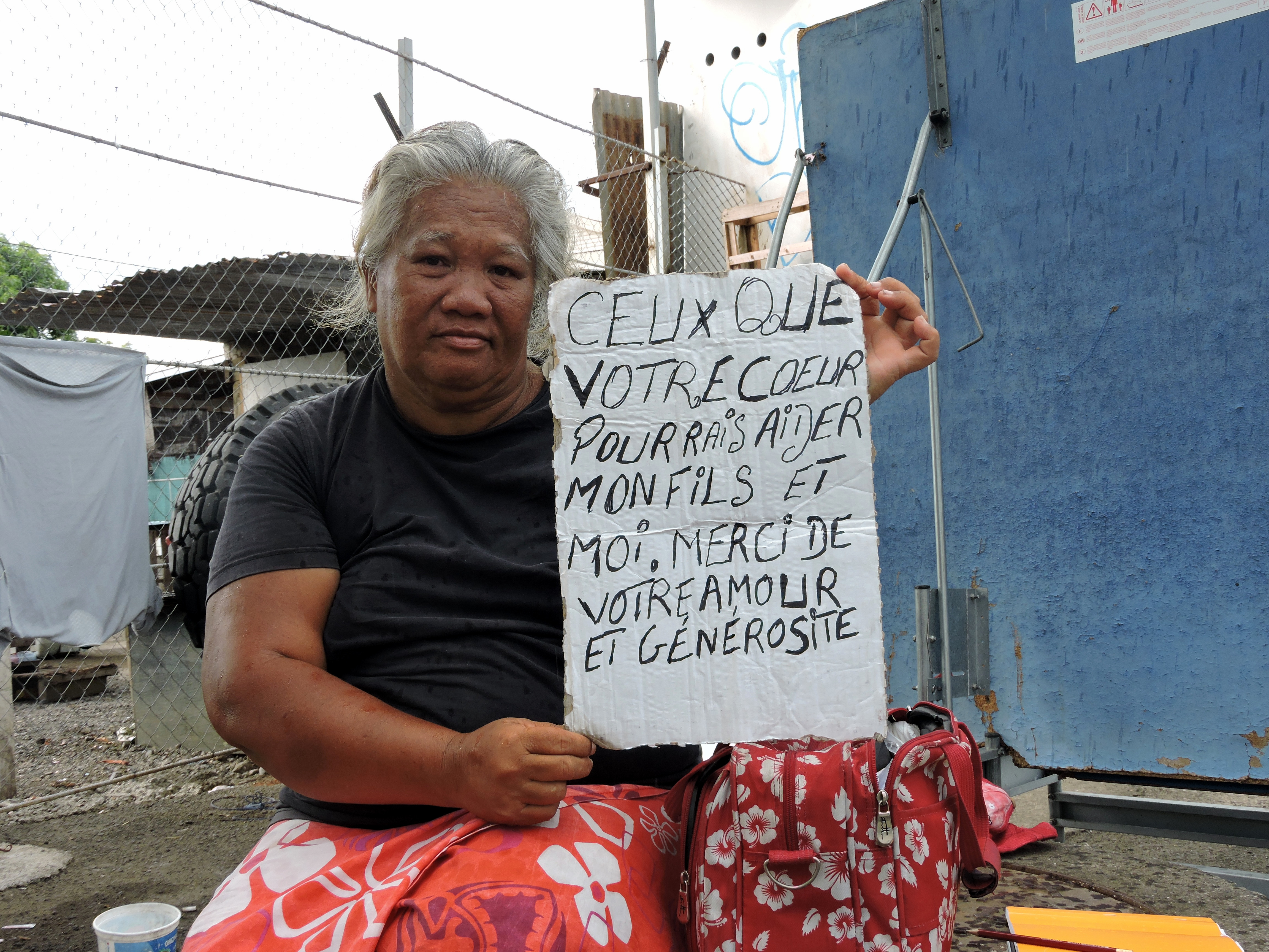 Suzanne Tehei vit dans la rue avec son fils de 17 ans depuis près d'un an, elle doit faire l'aumône pour survivre