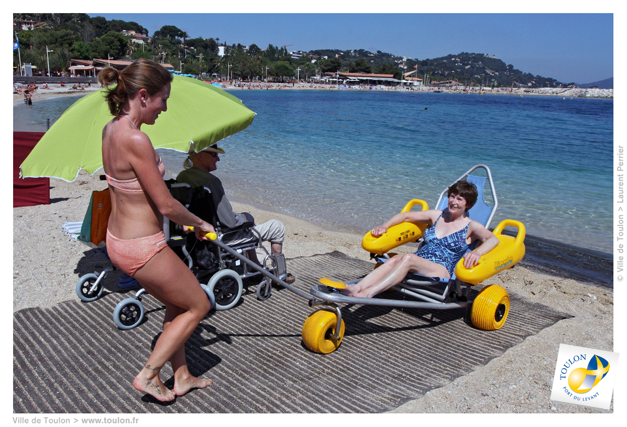 Voici un exemple de tiralo. Une voiturette qui est poussée par une tierce personne sur un tapis jusque dans l'eau. Il sera exclusivement destiné aux personnes à mobilité réduite, aux personnes âgées et aux femmes enceintes.
