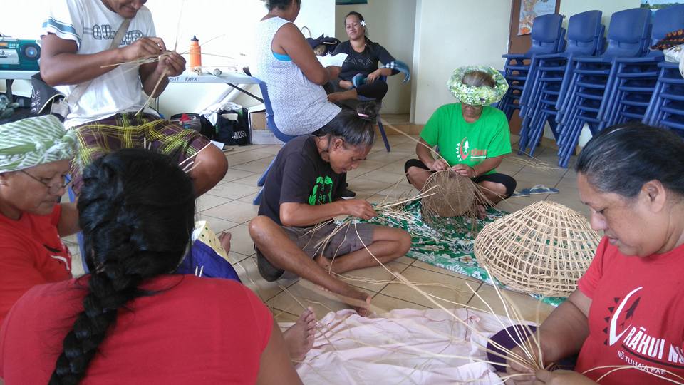 Les māmā de la fédération artisanale de Rapa partagent leurs savoir-faire avec les plus jeunes.