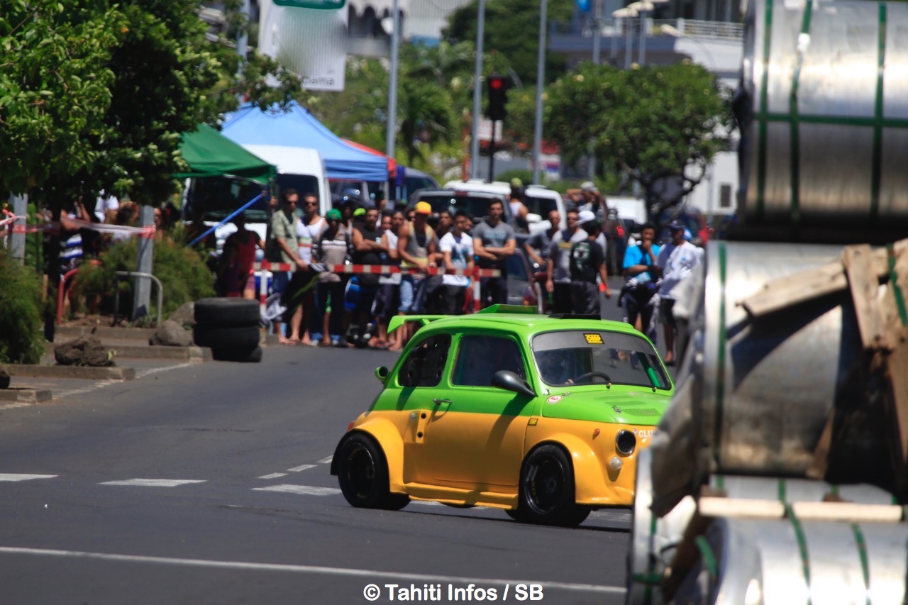 Raimana Ciuccolini au volant de sa Fiat 500