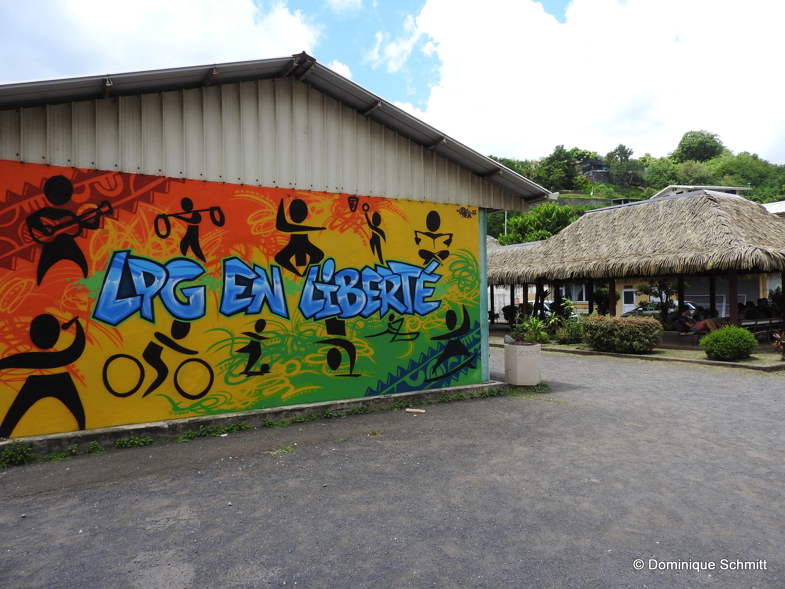 Cette superbe fresque murale a été réalisée par Rival, un jeune artiste professionnel qui initiera les élèves au graff', lors du festival.