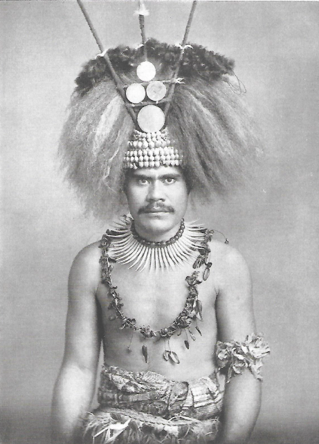 Portrait d’un guerrier samoan, avec son collier fait de pièces d’ivoire taillées dans des dents de cachalots.