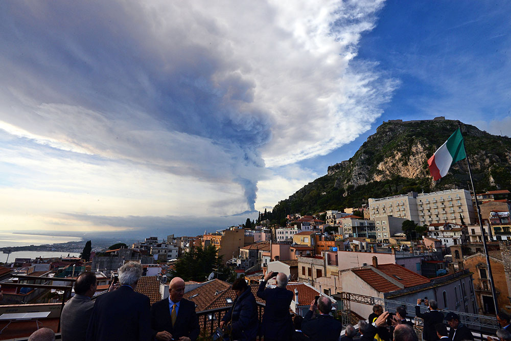 Italie: des touristes et journalistes blessés lors d'une éruption de l'Etna