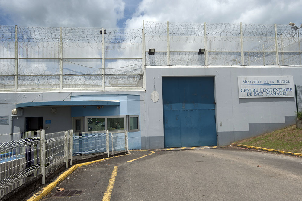 Guadeloupe: 199 armes saisies lors d'une fouille du centre de détention de Baie-Mahault