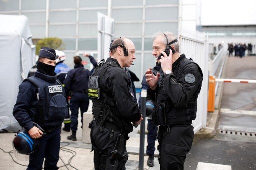Aéroport d'Orly: un homme abattu après avoir attaqué des militaires