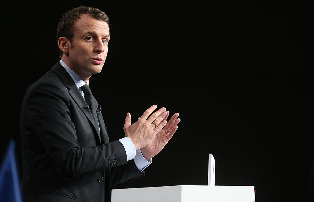 Macron relance l'idée du service national obligatoire