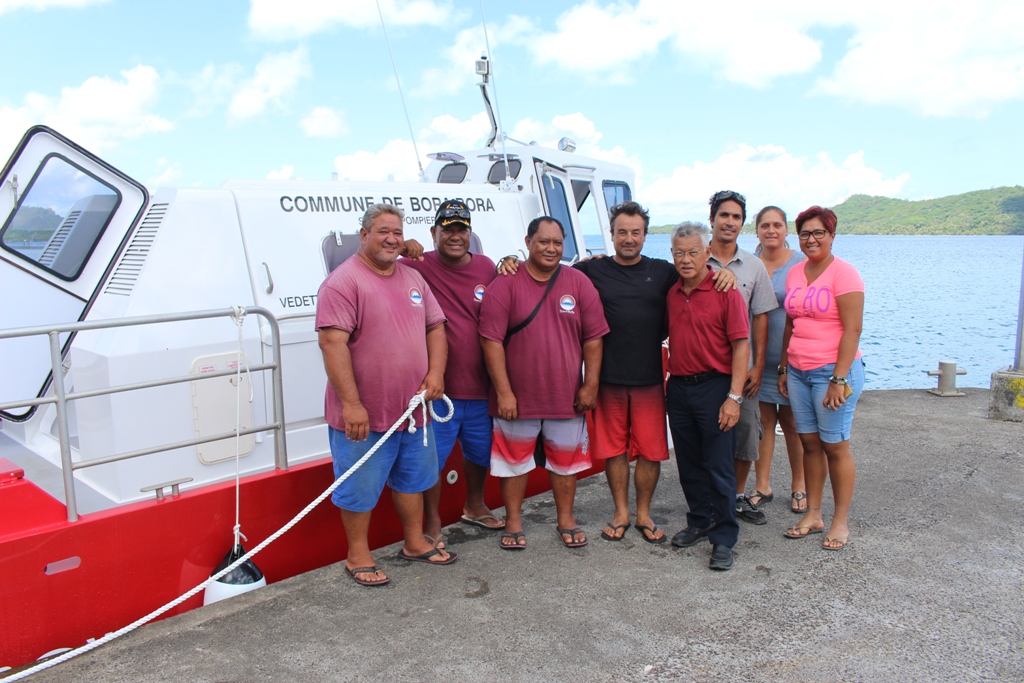 Le maire de Bora Bora a réceptionné le bateau-pompier de la commune.