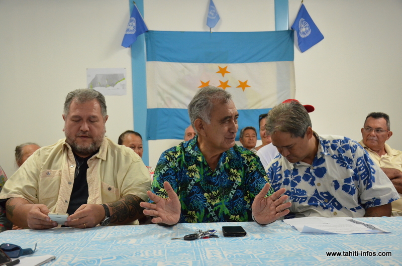 Oscar Temaru, mardi au siège du Tavini Huiraatira à Faa’a, entouré de Richard Tuheiava et de Moetai Brotherson.