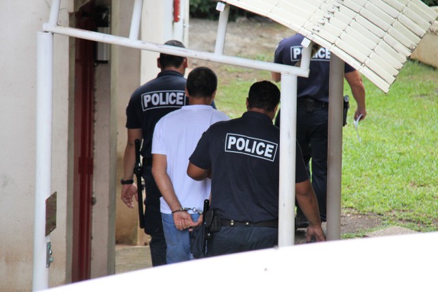 C'est entre deux policiers que le prévenu, jugé libre pour une série d'agressions sexuelles, a quitté le palais de justice à l'énoncé de sa condamnation.