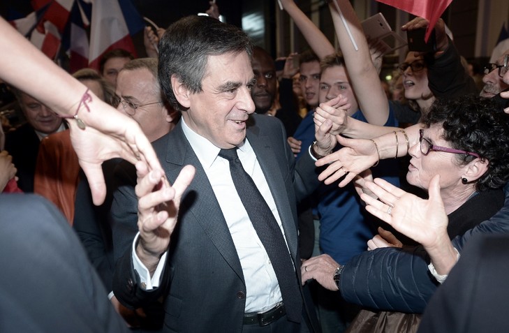 François Fillon arrive à un meeting électoral à Biarritz le 24 mars 2017 / AFP