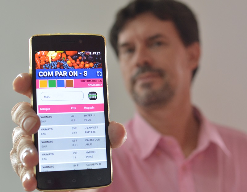 Le développeur bénévole présente l'application Comparons, de la jeune association TahitiSphère