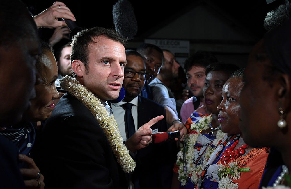 La Réunion: Macron veut réviser la Constitution pour "plus de souplesse"
