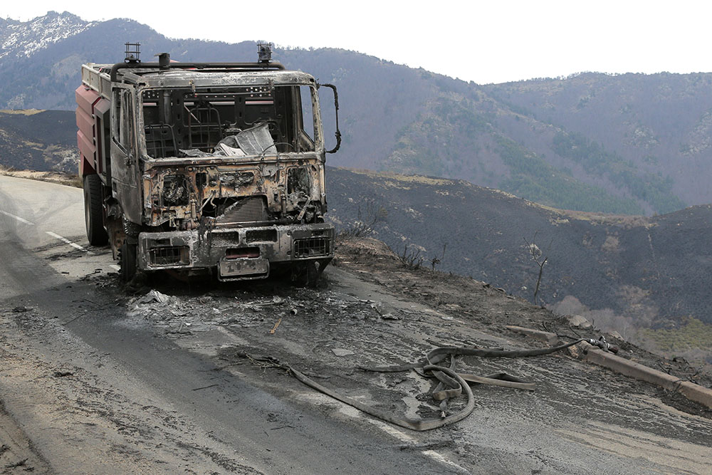 Plusieurs centaines d'hectares partent en fumée en Corse, cinq pompiers blessés