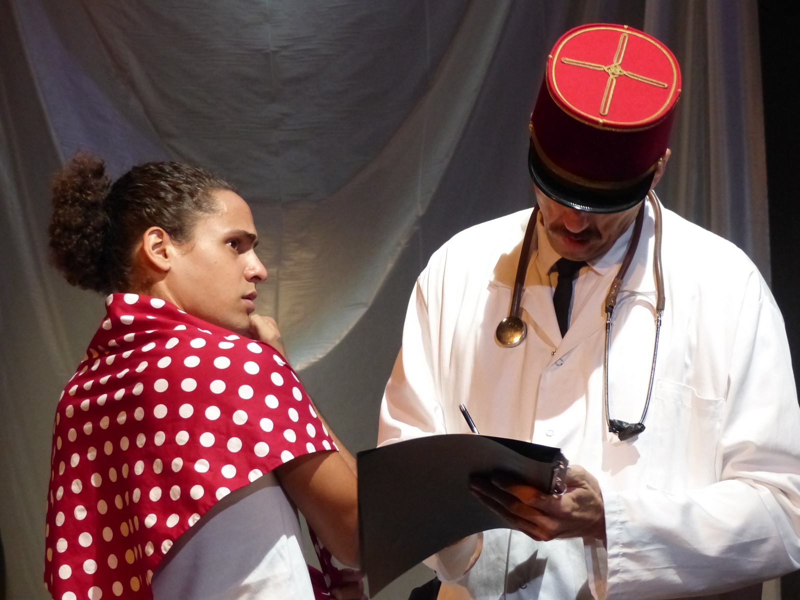 De talentueux comédiens (ici Tuarii Tracqui et Guillaume Gay) du fenua portent cette pièce de théâtre traitant du sujet explosif des essais nucléaires menés en Polynésie.