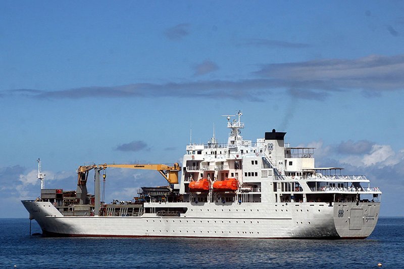 L'Aranui III (photo) a été remplacé par l'Aranui V, qui dispose désormais d'un emplacement particulier pour les barges.