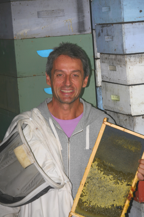 L’ancien greffeur de nacres, grâce à son doigté remarquable, est devenu un spécialiste de la mise au point de reines et de super-reines, les “breeders”.