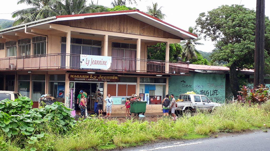 La boulangerie et le magasin Jeannine à Hitiaa ont bien été inondés. (Crédit photo : Raihoa)