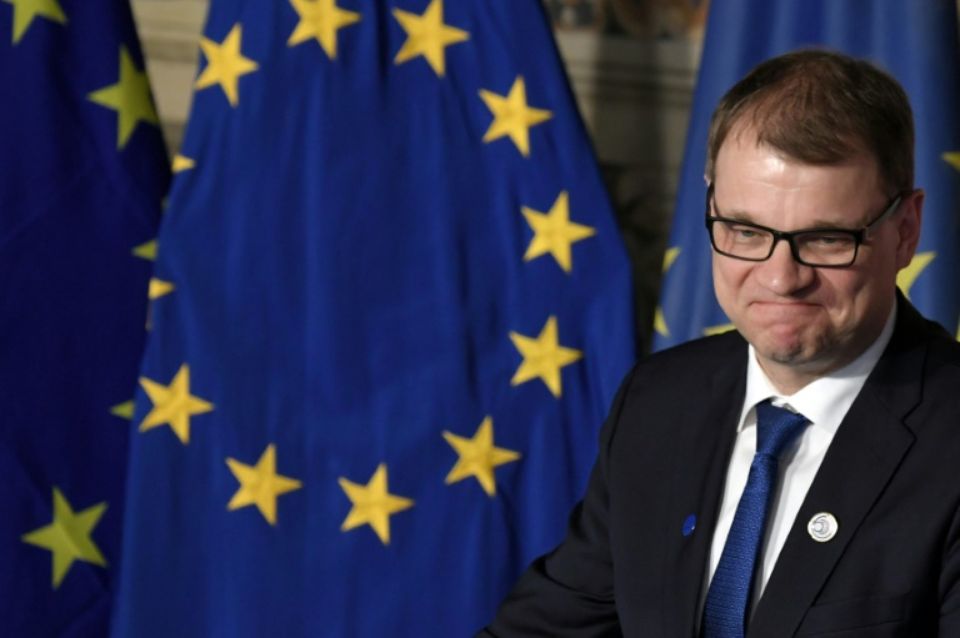 Le Premier ministre finlandais Juha Sipilä a la particularité de piloter lui-même son avion, ici le 25 mars 2017 à Rome Photo Tiziana FABI. AFP