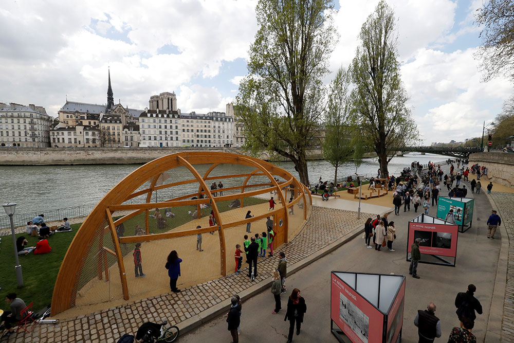 "Vive la respiration": Anne Hidalgo inaugure les "Rives de Seine" malgré la polémique