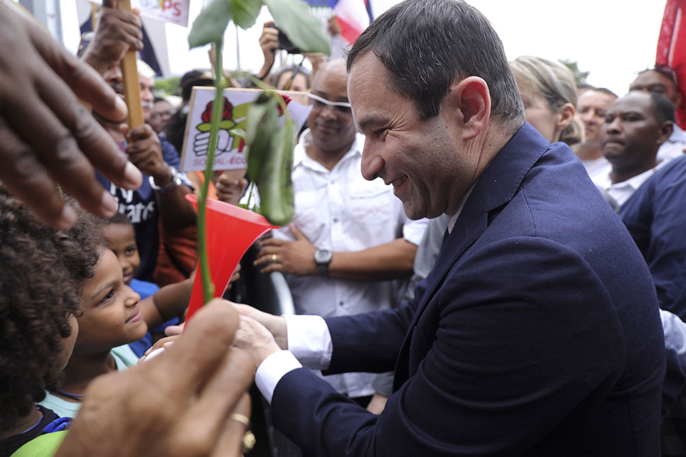 Hamon tente de recharger ses batteries à La Réunion